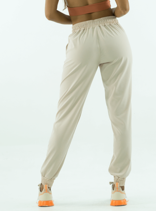 PANTALÓN DE BUZO CASUAL BEIGE - Imagen 3